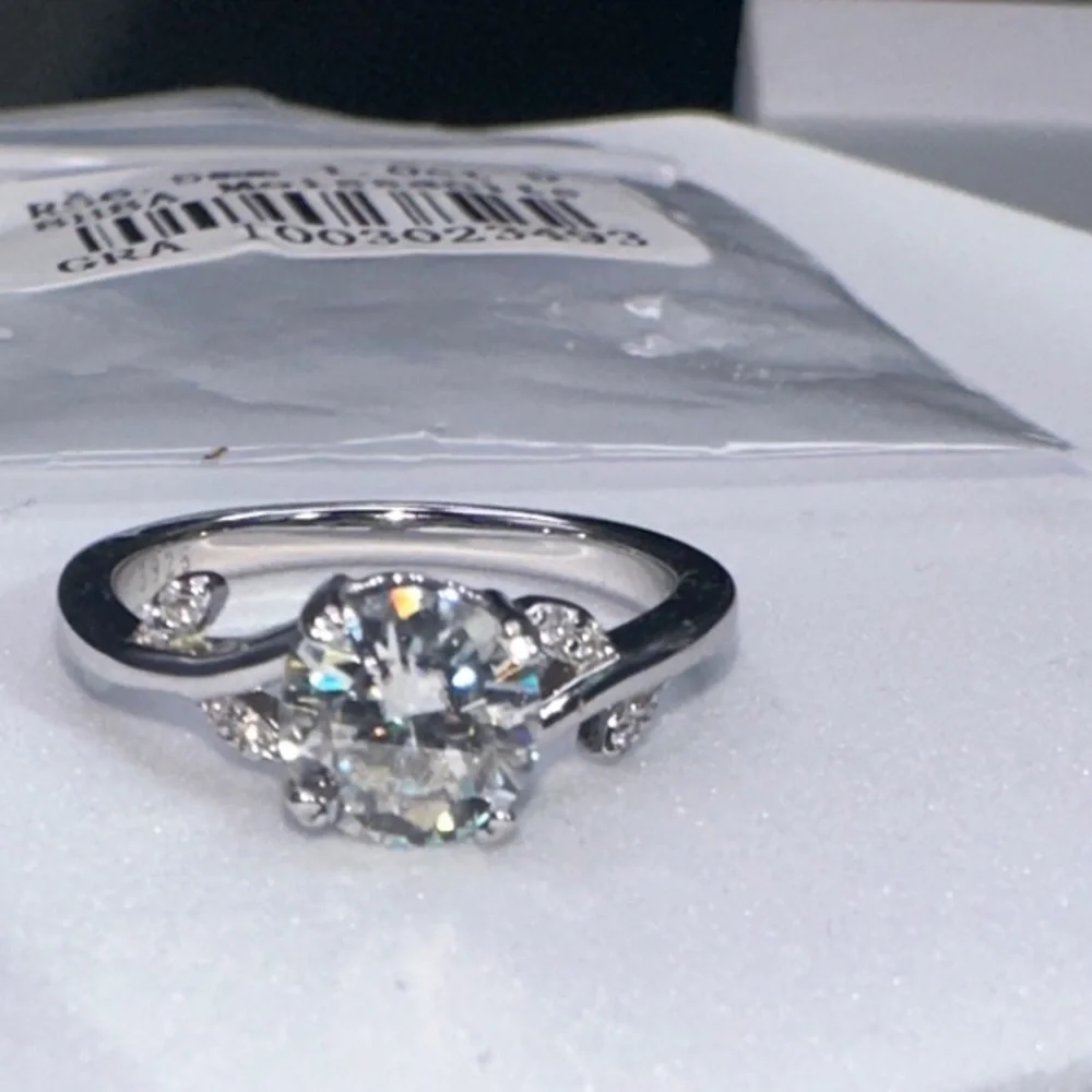 Dazzling Silver Ring with Clear Gemstones Moissanite 1 CT size 5